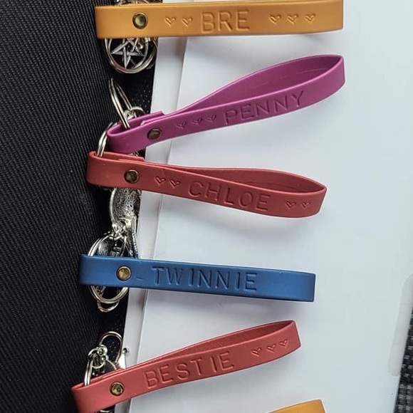 KeyChain Personalize ur name/charm - Picture 2 of 3